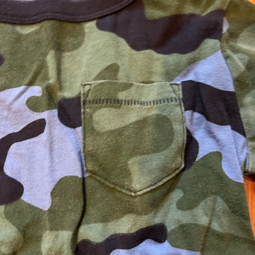 GAP Kids like new Blue and Green Camouflage Long Sleeve Tees - Picture 9 of 11